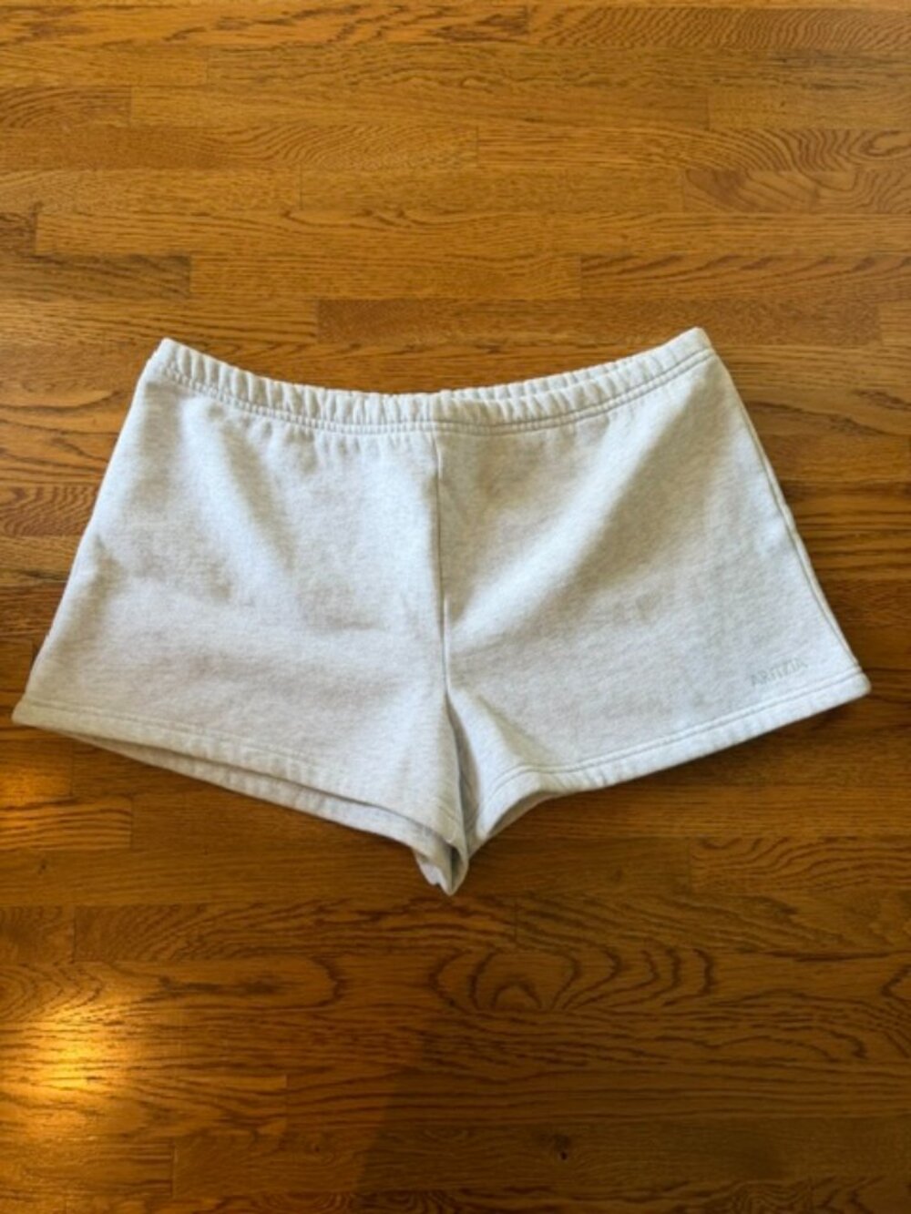 Aritzia Cozy Sweatfleece Boyfriend Lo-Rise Mini Short NWT, Heather Cloud White-L